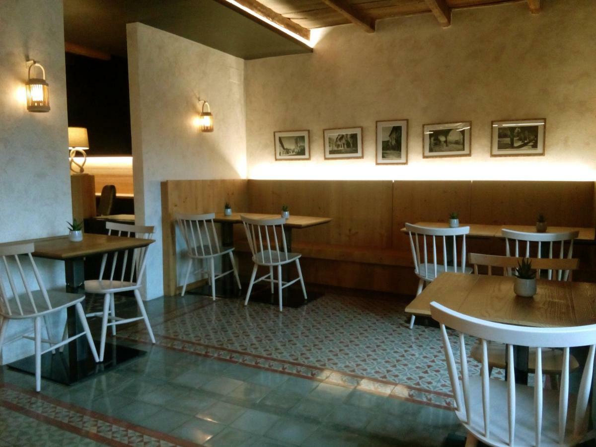 Mencio - Placa Major Hotel Santa Pau